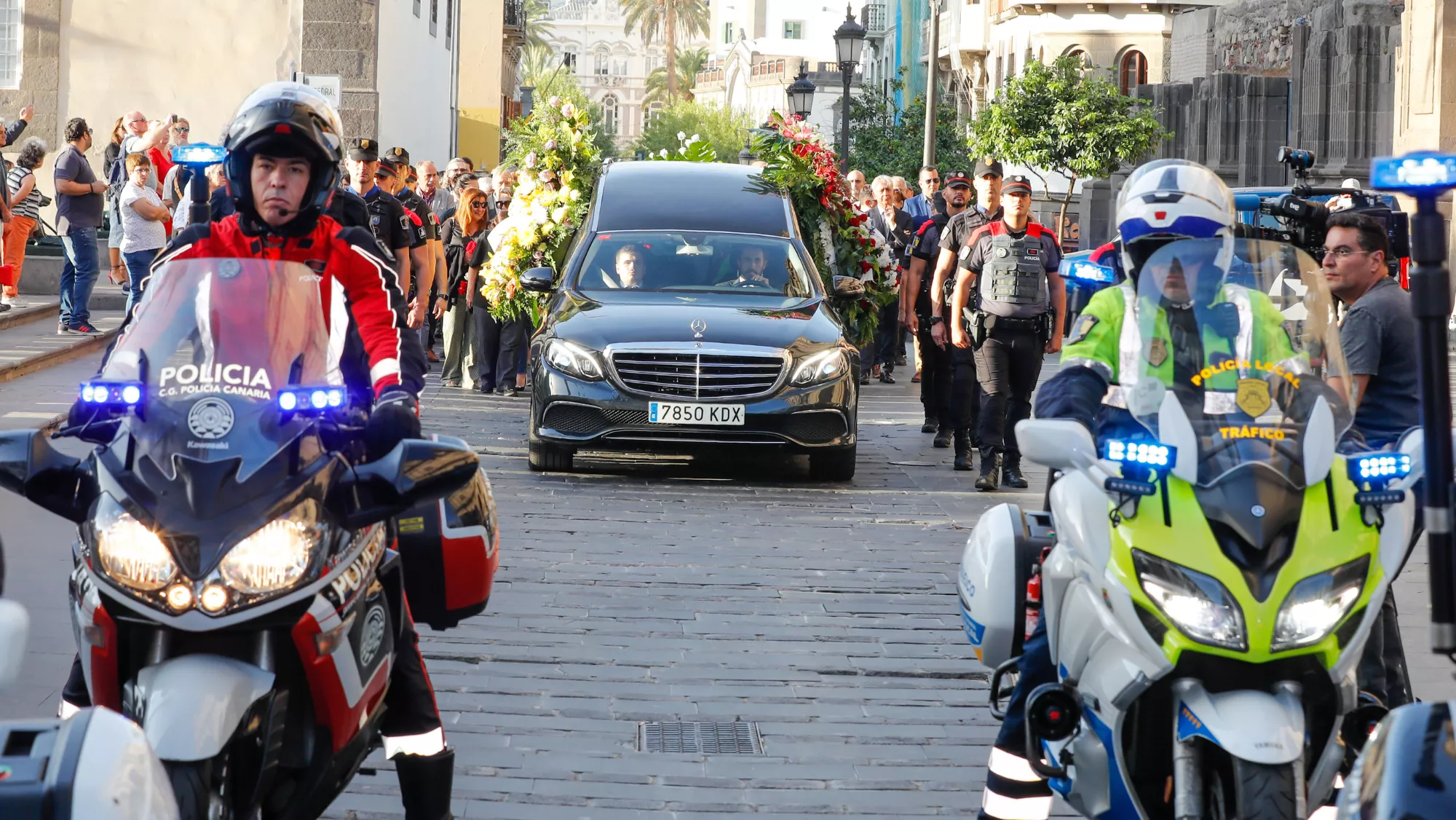 Agentes de la Policía Local de Las Palmas de Gran Canaria escoltan el féretro del expresidente de Canarias y exministro Jerónimo Saavedra a su salida de las Casas Consistoriales de Las Palmas de G