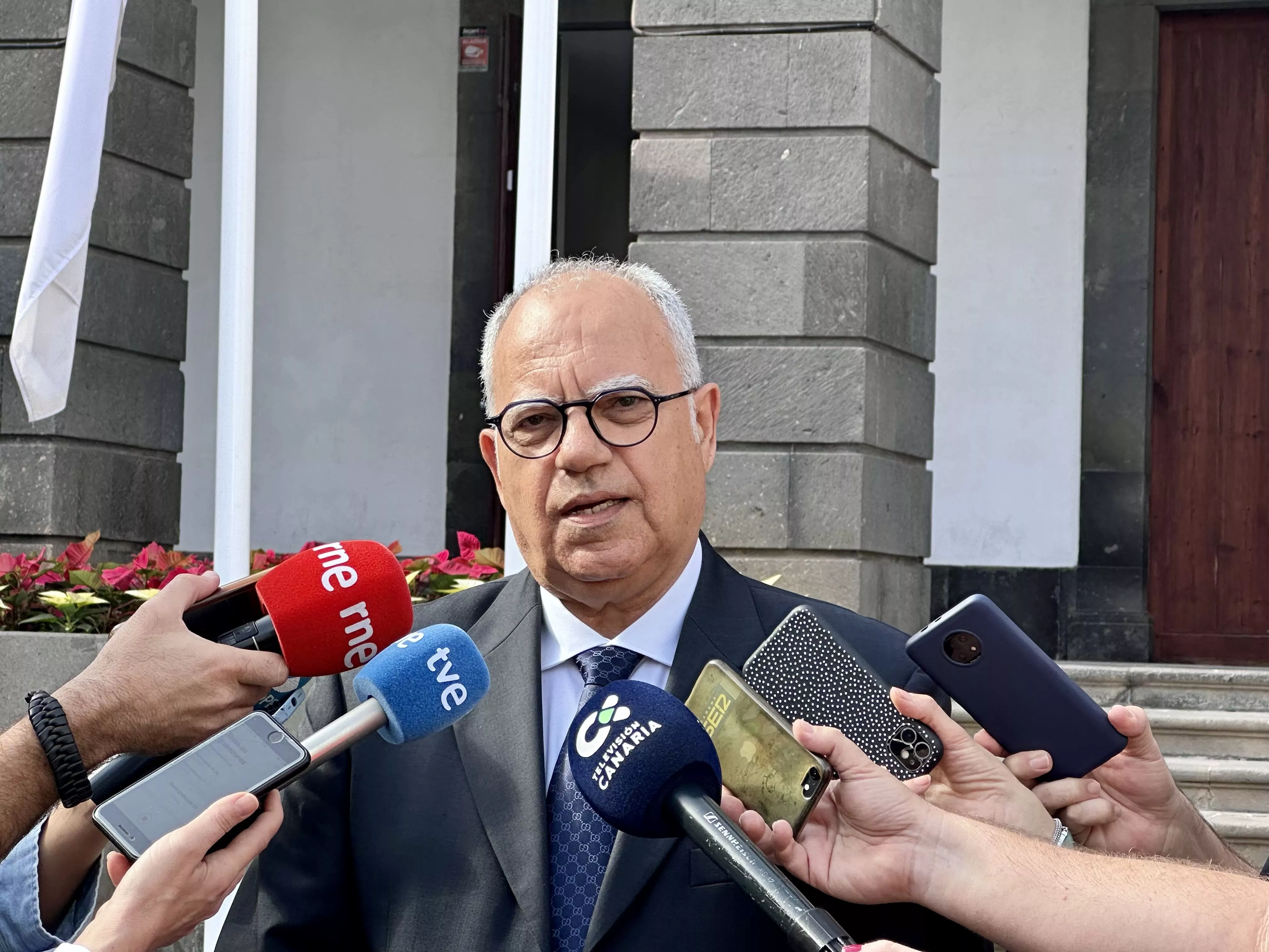 Casimiro Curbelo, presidente del Cabildo de La Gomera, atendiendo a los medios de comunicación. / AH