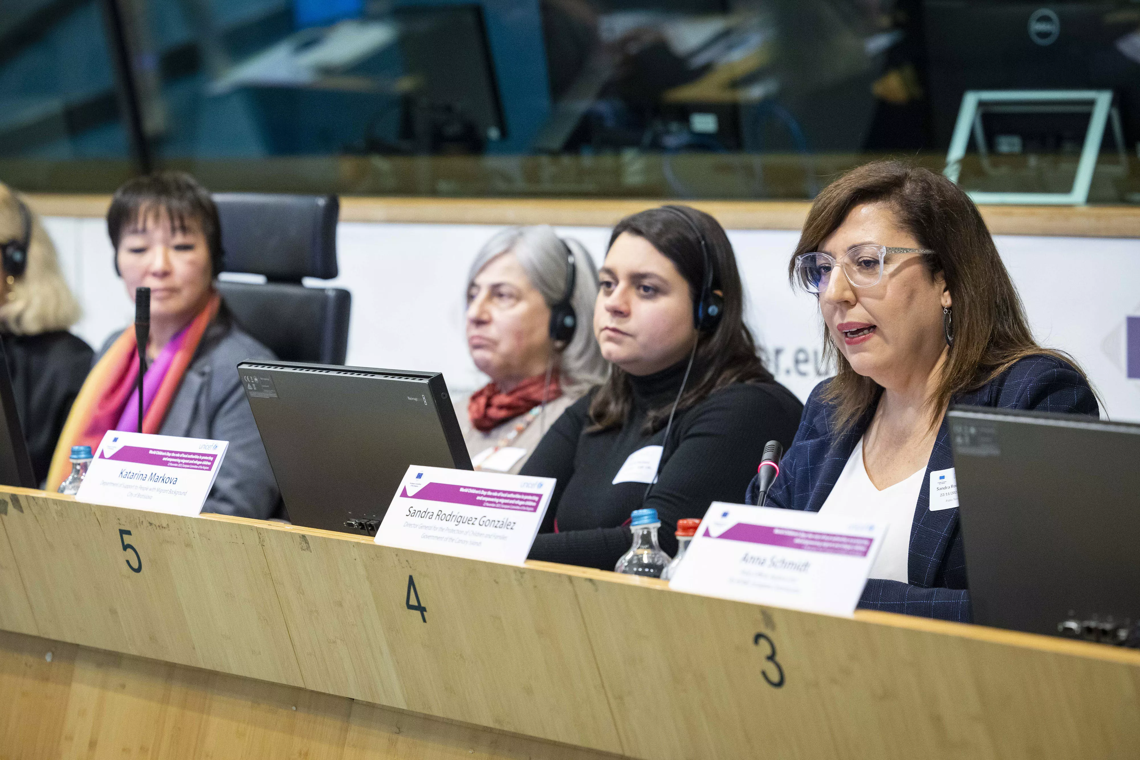 La directora general de Protección a la Infancia y las Familias del Gobierno de Canarias, Sandra Rodríguez, en el foro del Comité Europeo de las Regiones / ACFI PRESS