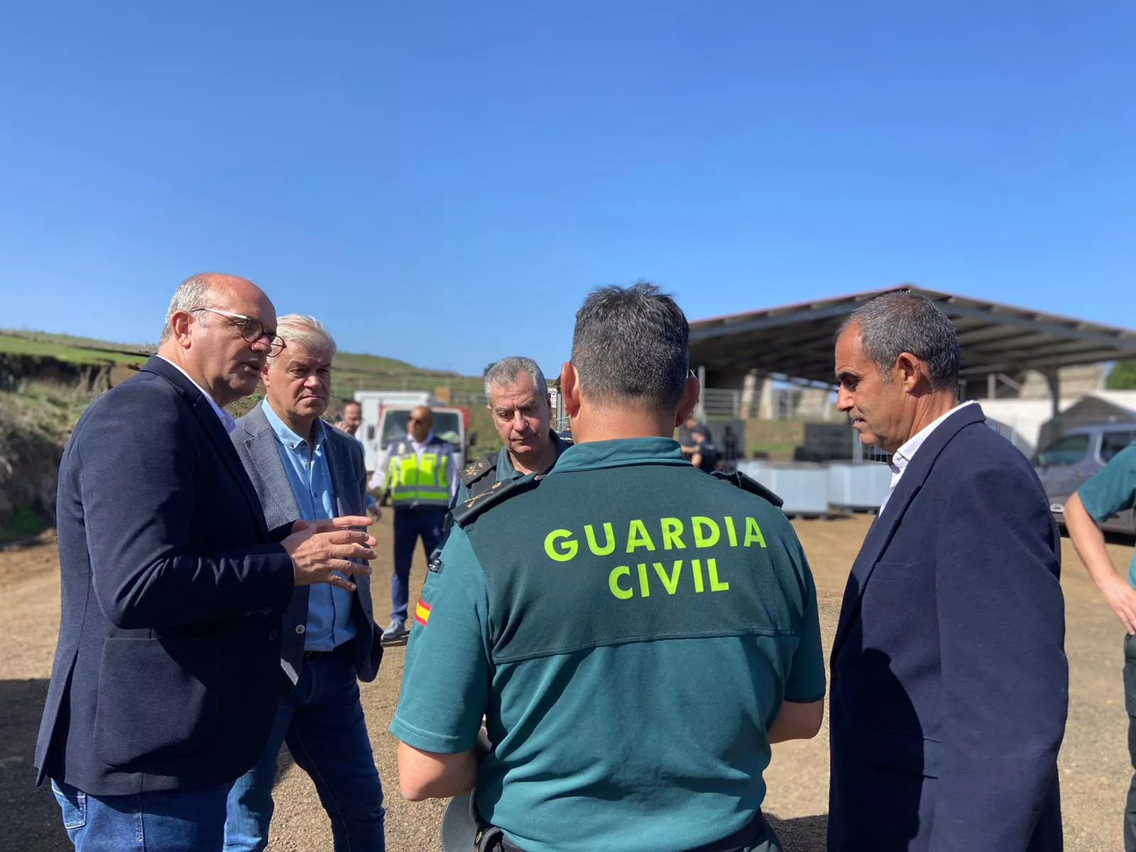 El delegado del Gobierno en Canarias, Anselmo Pestana, el presidente del Cabildo de El Hierro, Alpidio Armas, y el alcalde de Valverde, Carlos Brito, visitan el nuevo CAte de El Hierro / CEDIDA