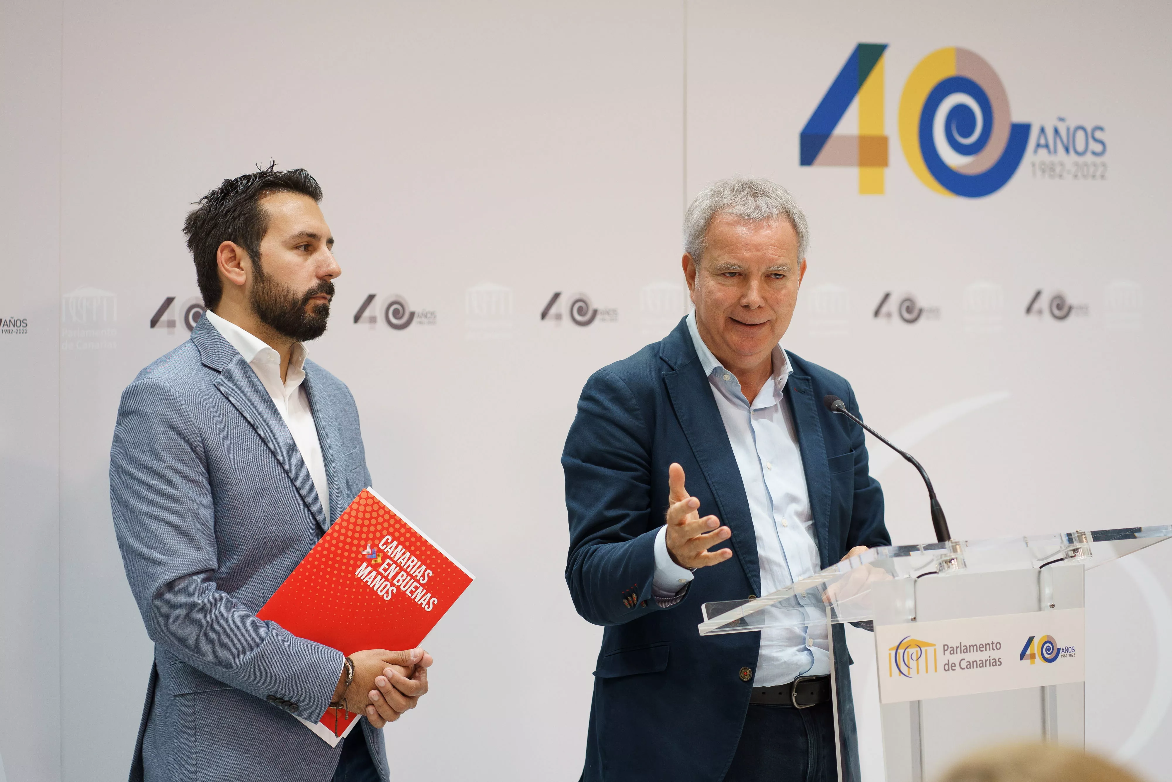 El portavoz del Grupo Parlamentario Socialista, Sebastián Franquis, en el momento de la presentación de las enmiendas a los presupuestos. / EFE