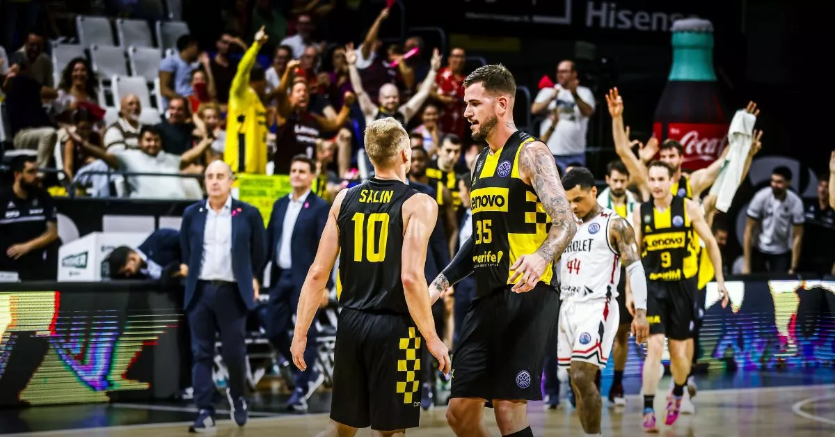 Salin celebra una canasta con Fran Guerra, que previsiblemente se perderá por lesión muscular un derbi canario al que ambos equipos llegan igualados./ CBC.