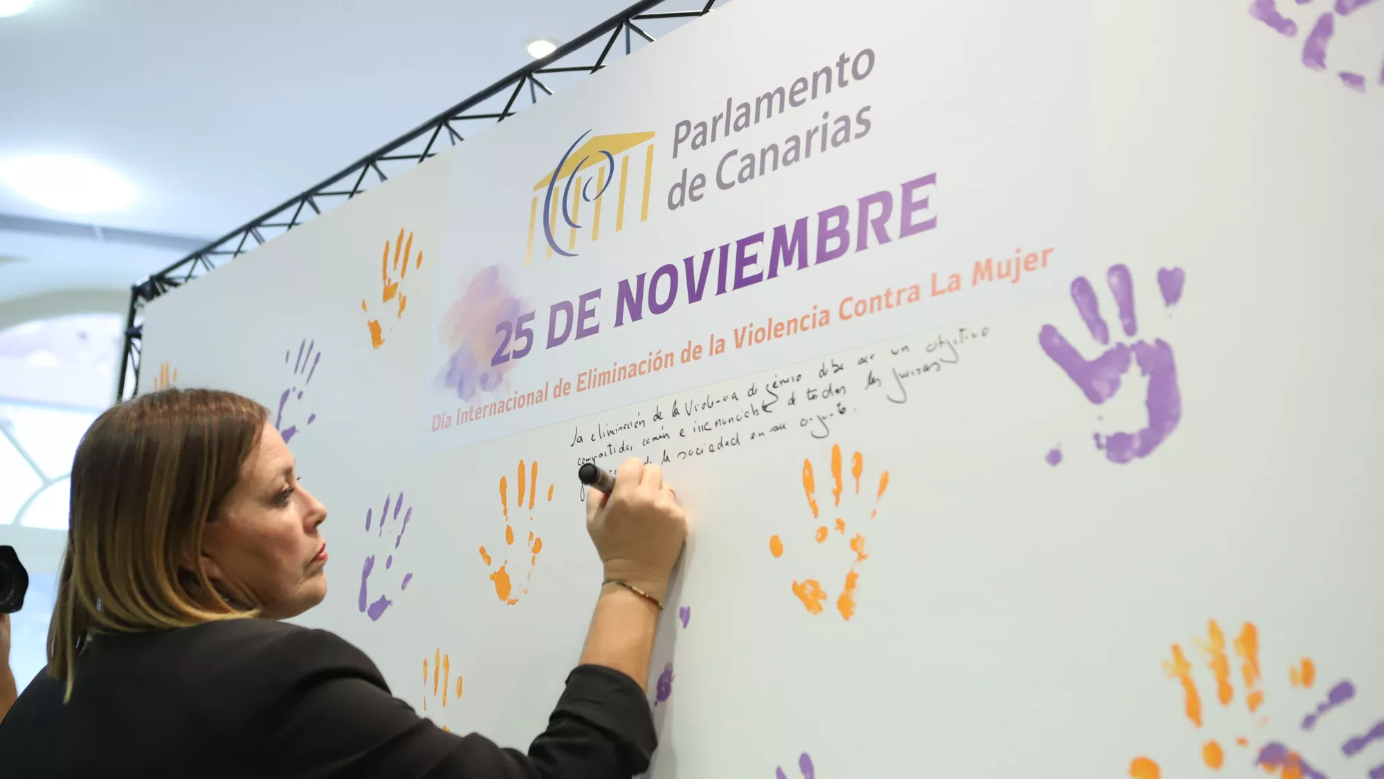 Astrid Pérez inaugura el mural en el Parlamento de CanariasPARLAMENTO DE CANARIAS