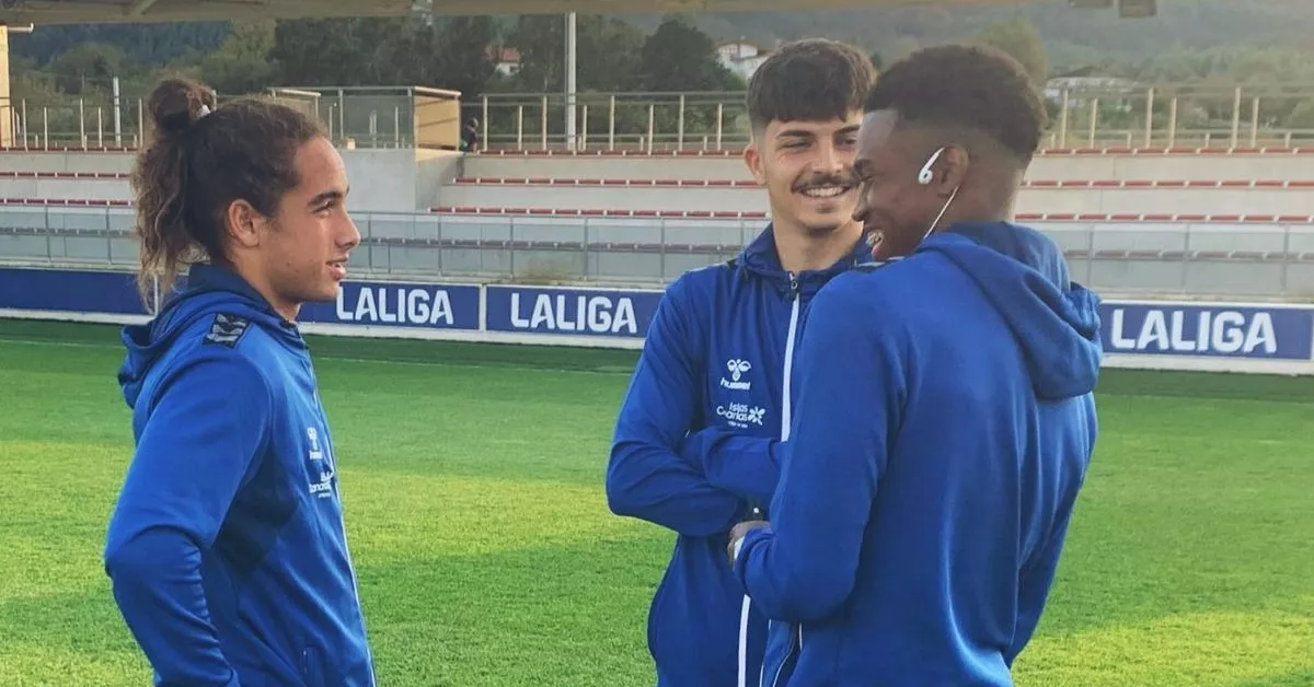 Jesús Belza, Teto y Alassan, futbolistas procedentes de la cantera tinerfeña, charlan antes del partido ante el Amorebieta./ CD TENERIFE.
