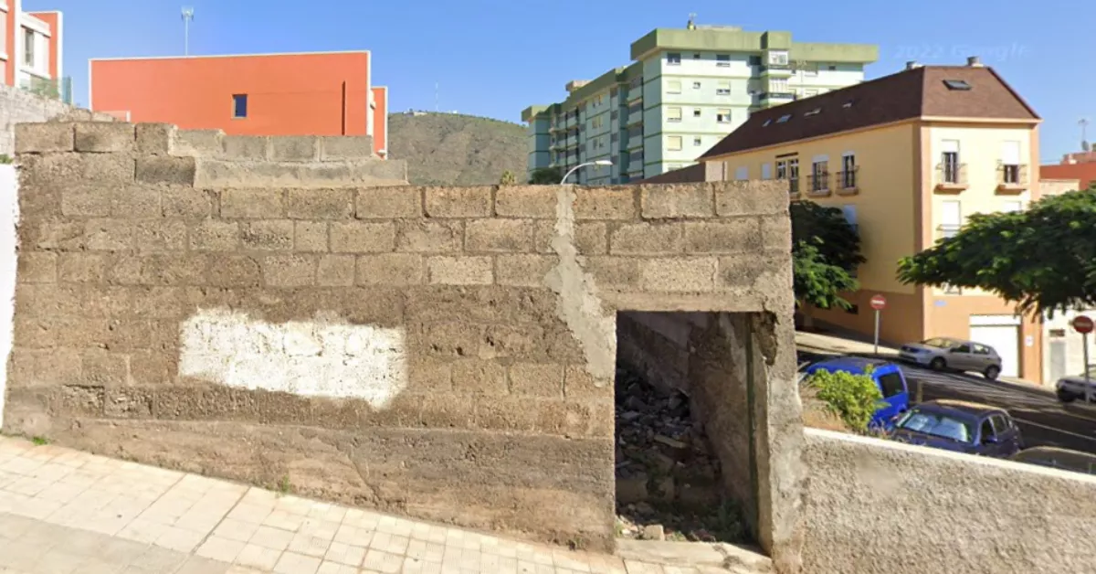 Entrada al solar en el barrio de El Perú (Santa Cruz) donde se realizan actos vandálicos y trapicheos./ GOOGLE MAPS