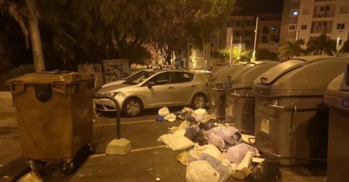 Basura en el suelo en Santa Cruz de Tenerife./ ARCHIVO