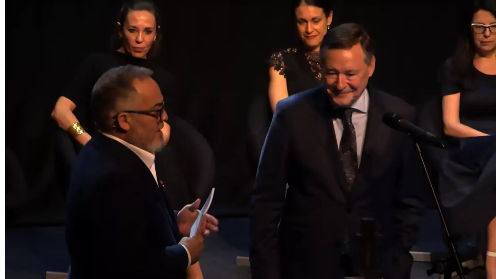 Ángel Simón, del Grupo Agbar, tras recibir el premio / AH