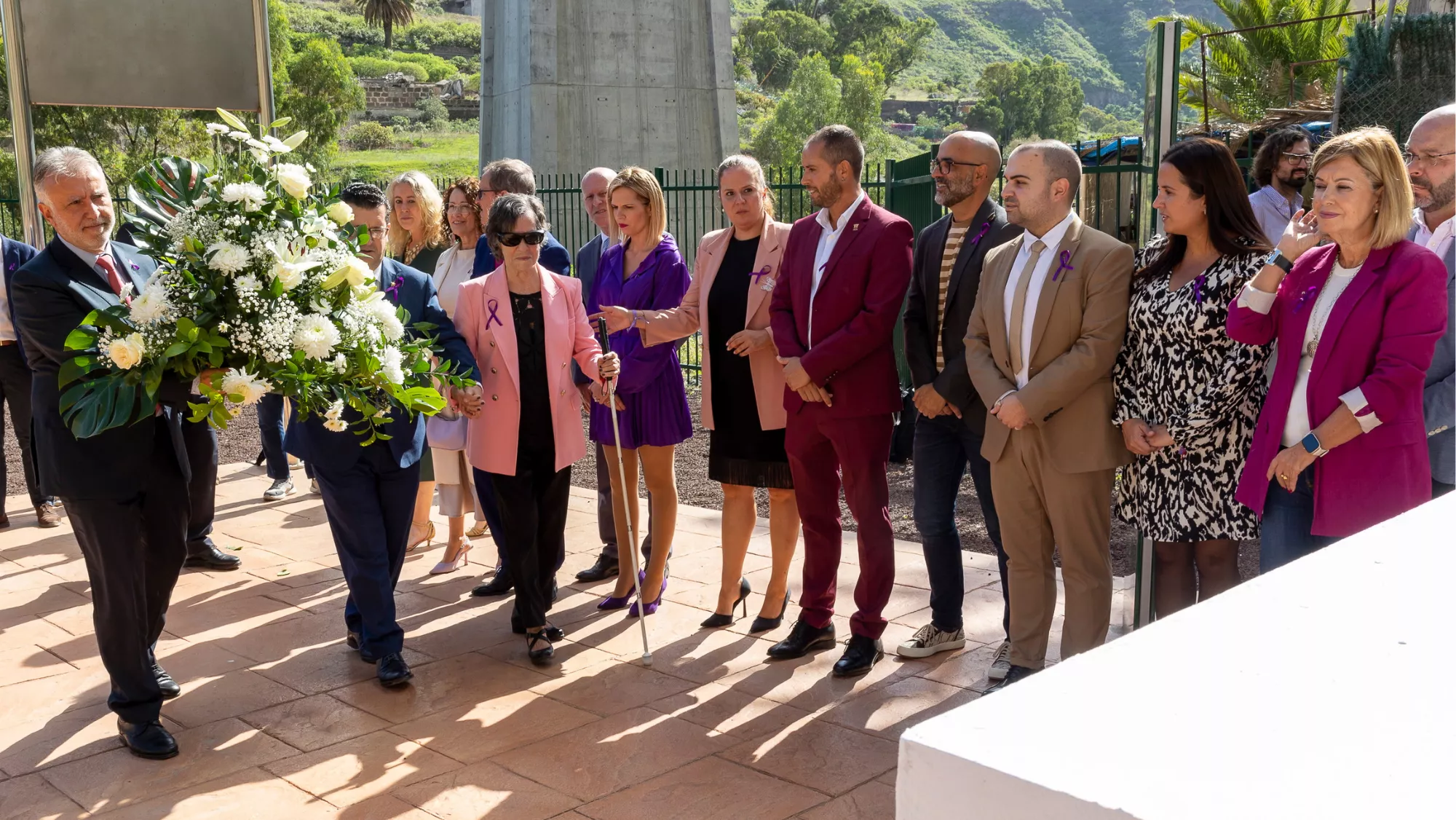  El ministro de Política Territorial y Memoria Democrática, Ángel Víctor Torres (i),  acompañado por la presidenta de la Asociación de Memoria histórica de Arucas, Pino Sosa (3i)  QUIQUE CURBELO  