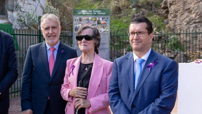 El ministro de Política Territorial y Memoria Democrática, Ángel Víctor Torres (i),acompañado por la presidenta de la Asociación de Memoria histórica de Arucas, Pino Sosa y el alcalde de Arucas