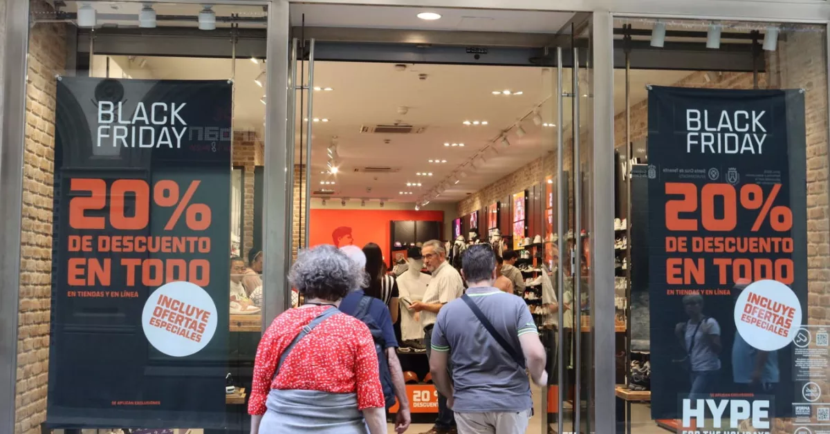 Carteles de descuento en una tienda en Santa Cruz de Tenerife. / AINOHA CRUZ-ATLÁNTICO HOY