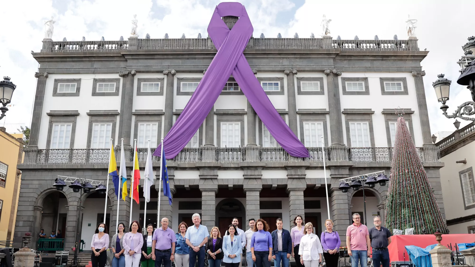 Lazo violeta en las Casas Consistoriales  AYUNTAMIENTO DE LAS PALMAS DE GRAN CANARIA