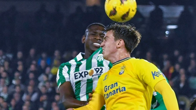 Perrone y Luiz Henrique saltan en pugna del balón Perrone y Luiz Henrique saltan en pugna del balón