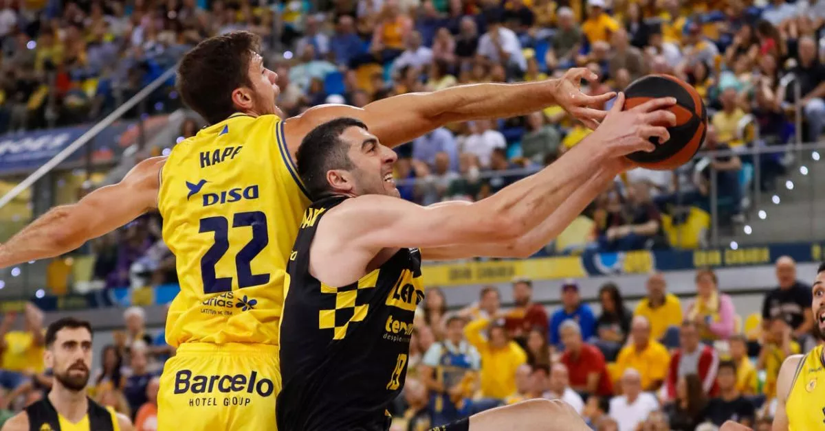 Shermadini terminó el derbi canario con 24 puntos, solo por detrás de Nico Brussino, que anotó 25 en total, con una gran actuación en el último cuarto para forzar la prórroga./ EFE.