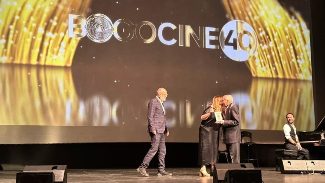 Luis Roca y Marta de Santa Ana, en la imagen, reciben el premio 'Benito Pérez Buñuel' en Bogotá. / AH