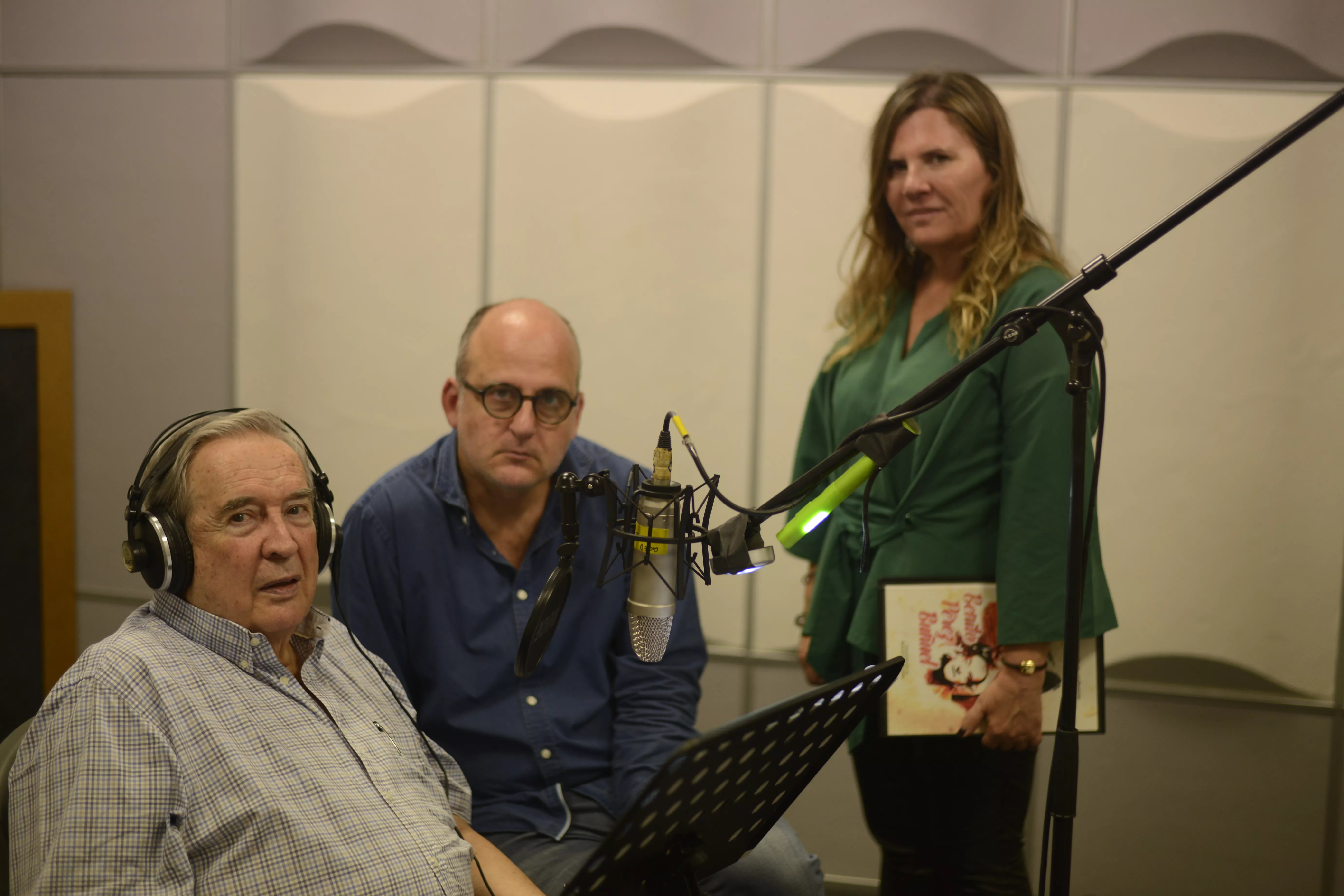 Jerónimo Saavedra, en Las Palmas de Gran Canaria, durante los trabajos de doblaje de voces de 'Benito Pérez Buñuel' junto a Luis Roca y Marta de Santa Ana. / AH Jerónimo Saavedra, en Las Palmas de Gran Canaria, durante los trabajos de doblaje de voces de 'Benito Pérez Buñuel' junto a Luis Roca y Marta de Santa Ana. / AH