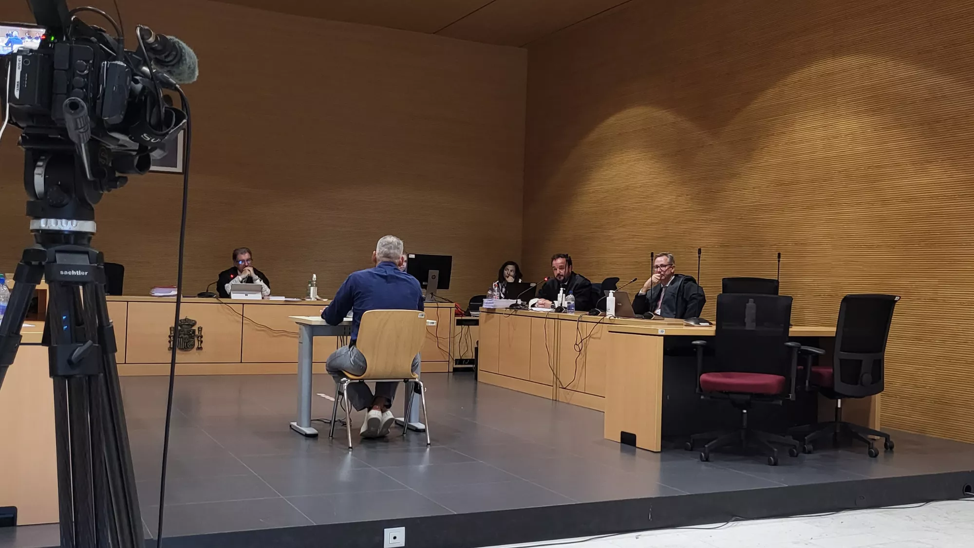 El acusado, que está sentado, responde a las preguntas del fiscal Tomás Fernández / ATLÁNTICO HOY