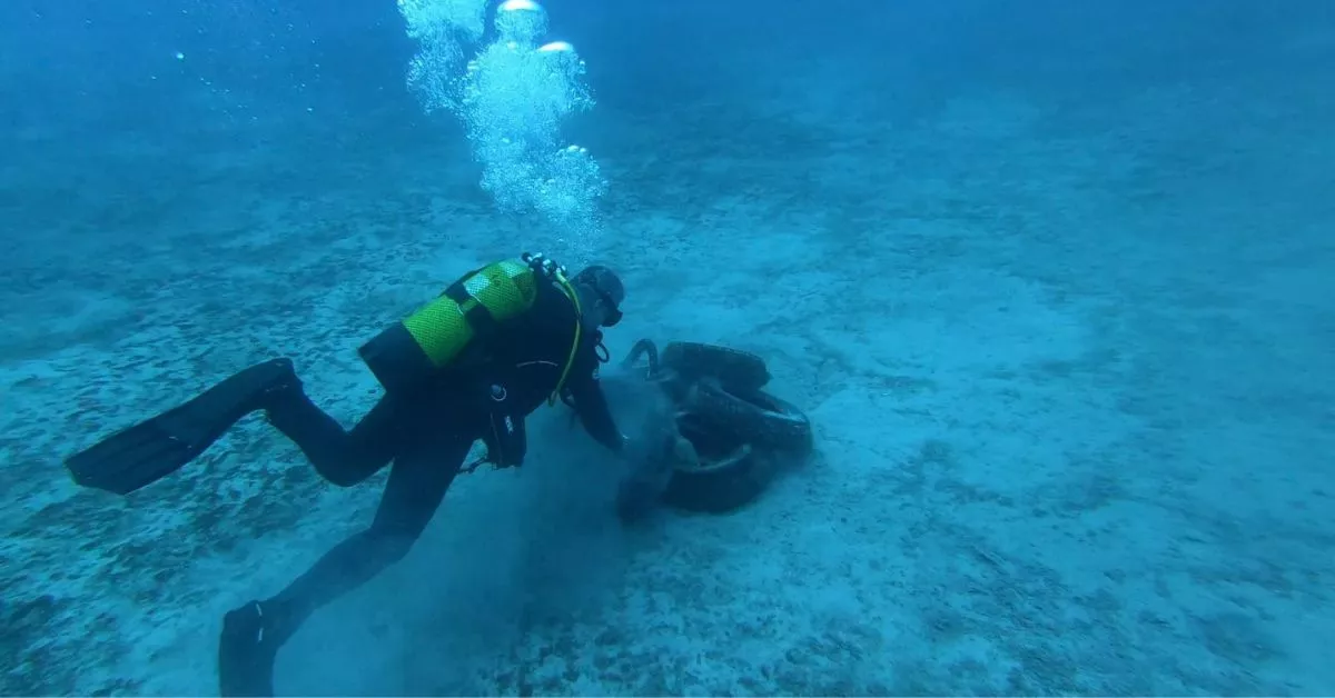 Conrado Cabeza, presidente de Promemar, hace acopio de neumáticos en una limpieza submarina / PROMEMAR