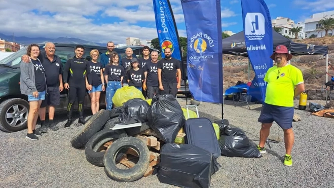 El equipo de Promemar posa con los 183 kilos de basura recogidos en la superficie de la costa de la Listada / PROMEMAR