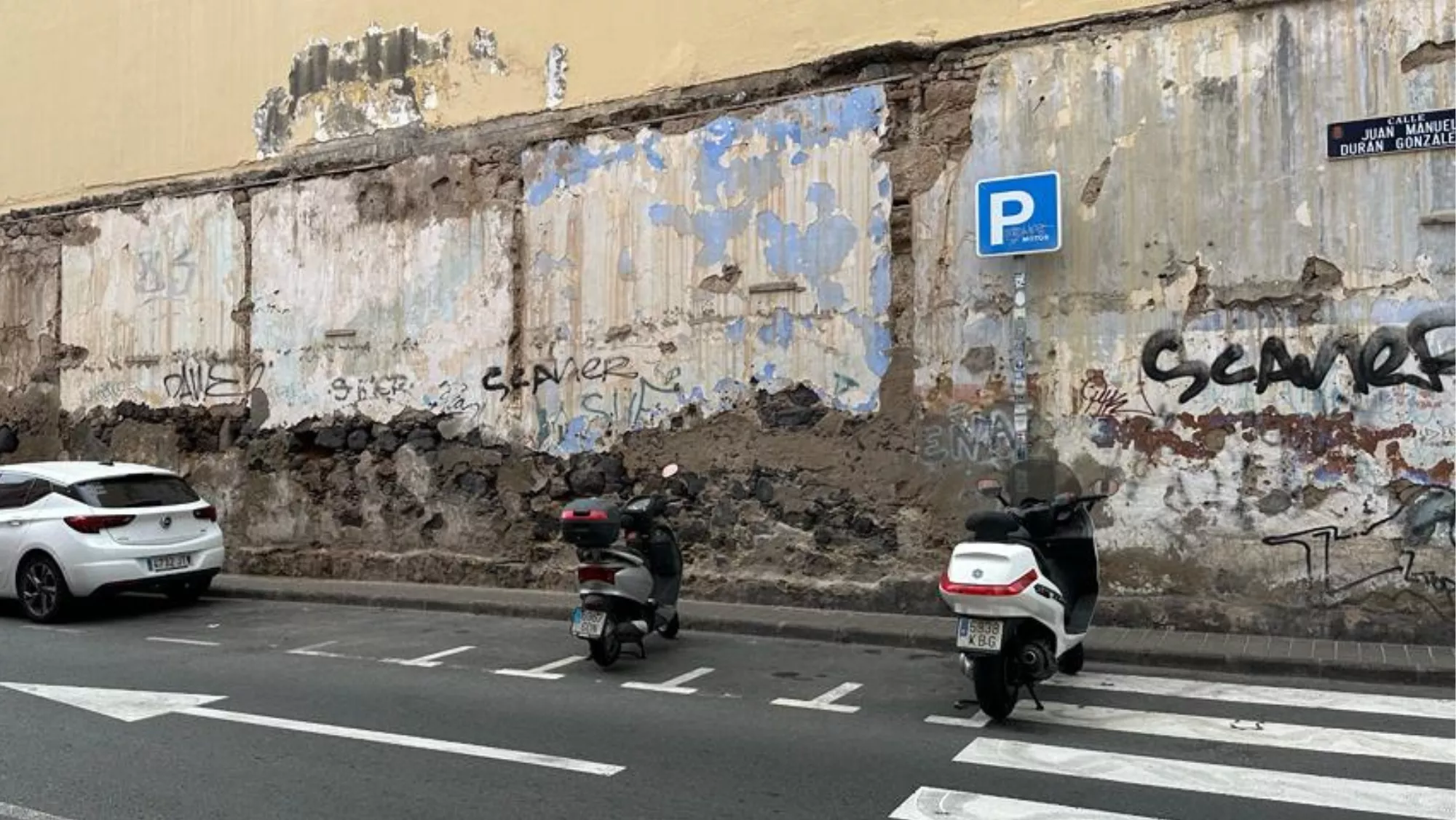Muro deteriorado en el barrio de Guanarteme del que se desprenden piedras / ATLÁNTICO HOY