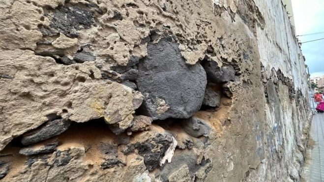 Muro en el barrio de Guanarteme del que caen piedras debido a su estado / ATLÁNTICO HOY Muro en el barrio de Guanarteme del que caen piedras debido a su estado / ATLÁNTICO HOY