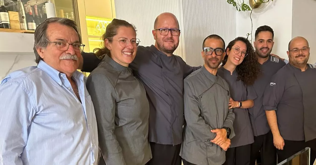 El equipo de ‘El Taller’ de Seve Díaz (en el centro) acompañado (a la izquierda) por el presidente de la Academia de Gastronomía de Tenerife, Antonio De la Cruz./ CEDIDA
