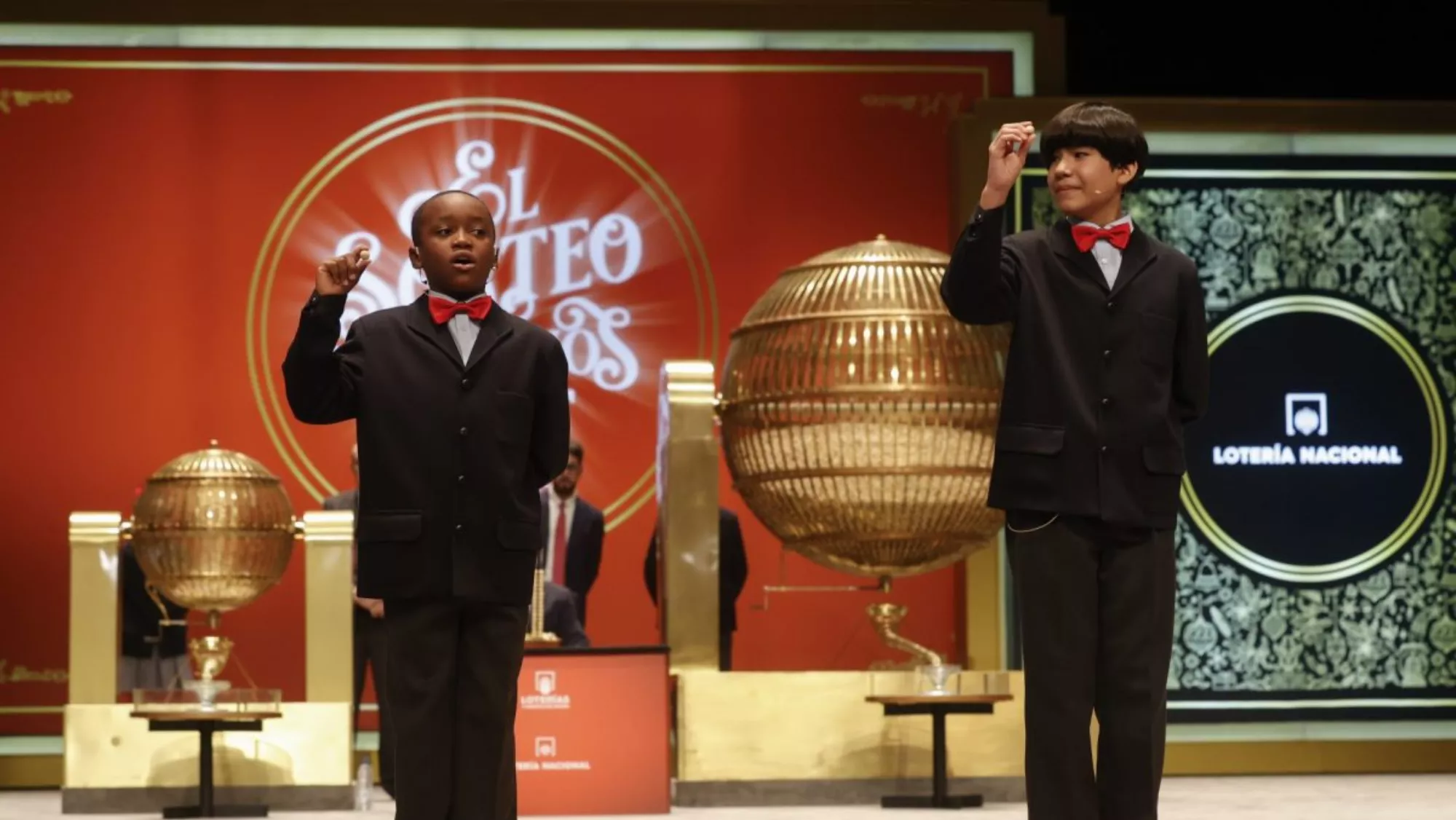 Dos niños de San Ildefonso en el Sorteo de Navidad / EFE