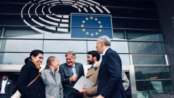 Representantes de los jóvenes españoles junto a eurodiputados / CEDIDA