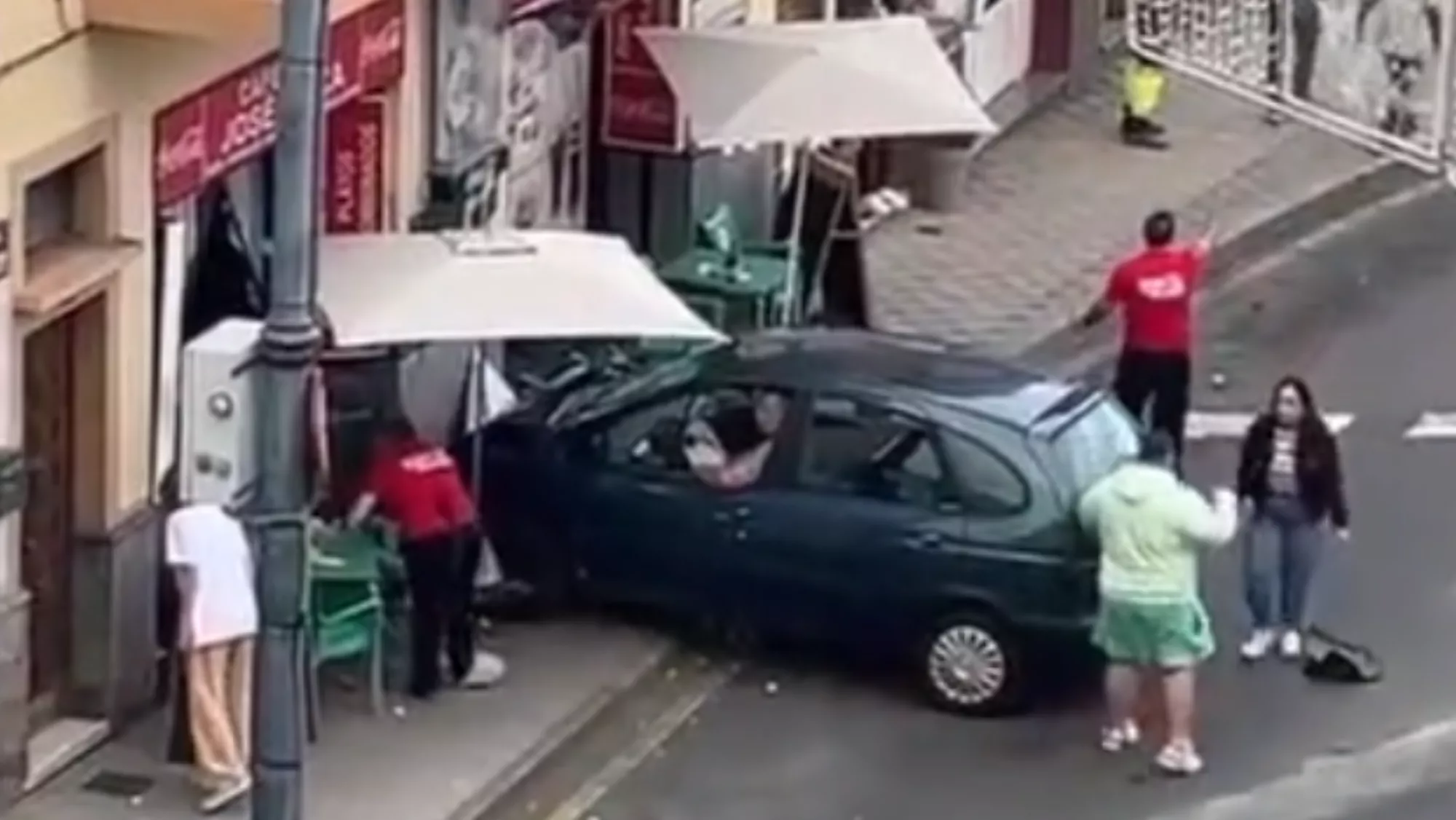 Vehículo estrellado contra la terraza del bar José Minca en Los Realejos./ REDES