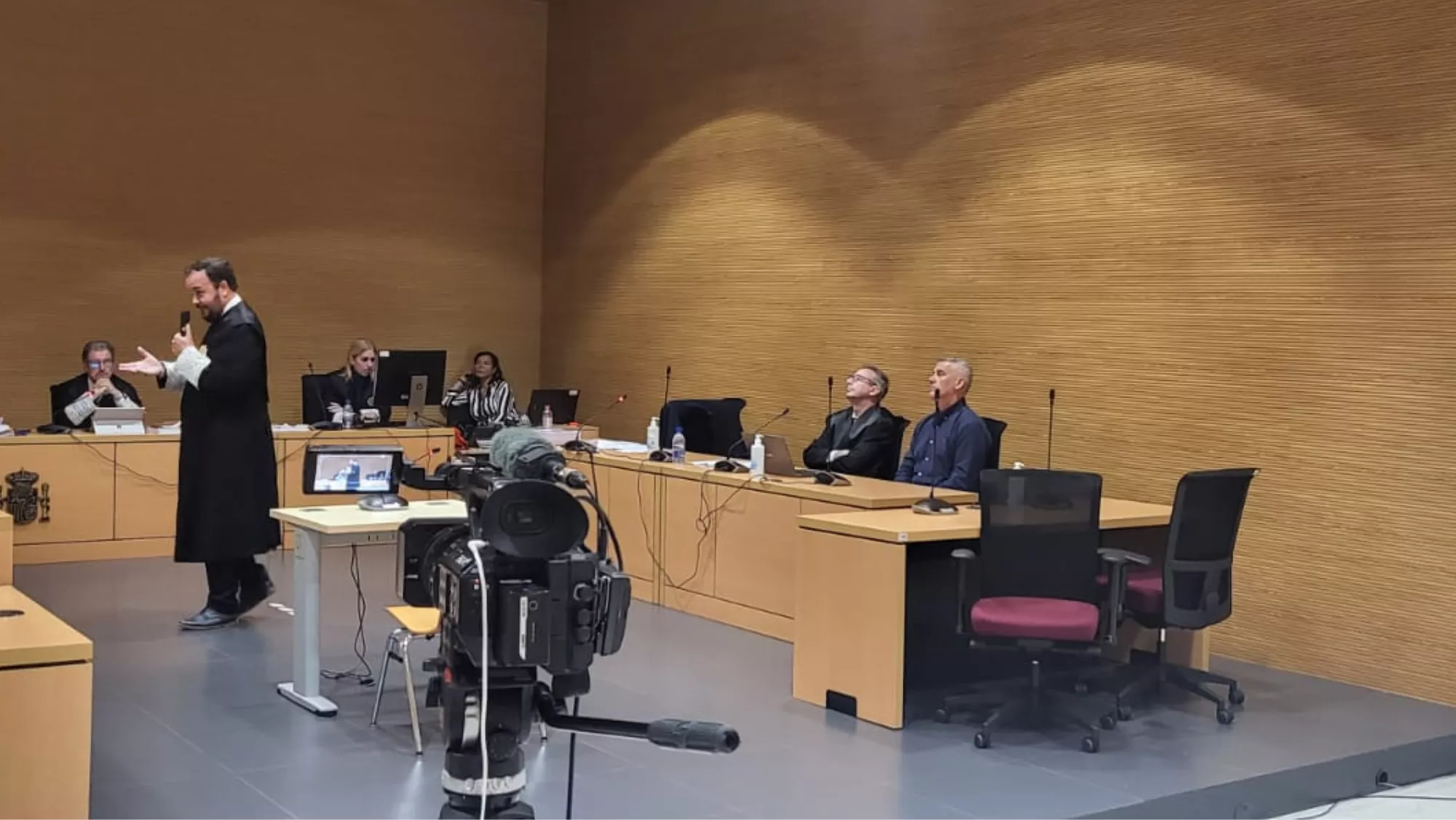 Juicio contra el patrón de la guardia civil (derecha) acusado de influir en sus compañeros para que no inspeccionasen un buque de la empresa de la que era accionista./ AH
