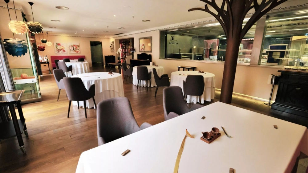 Sala del restaurante Taste./ TASTE Sala del restaurante Taste./ TASTE