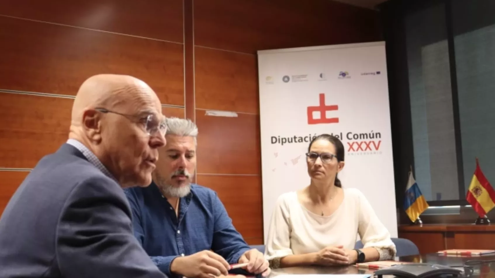 Reunión del diputado del común Rafael Yanes con representantes del sector cultural. / AINOHA CRUZ-ATLÁNTICO HOY