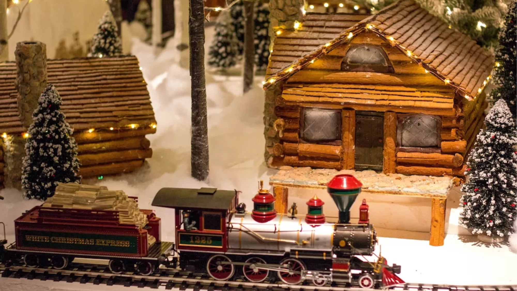 Imagen de un tren en un decorado de Navidad / UNSPLASH