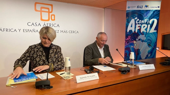La directora del Centro de Desarrollo de la OCDE, Ragnheiður Elín Árnadóttir, y el director general de Relaciones con África del Gobierno de Canarias, Luis Padilla / ATLÁNTICO HOY