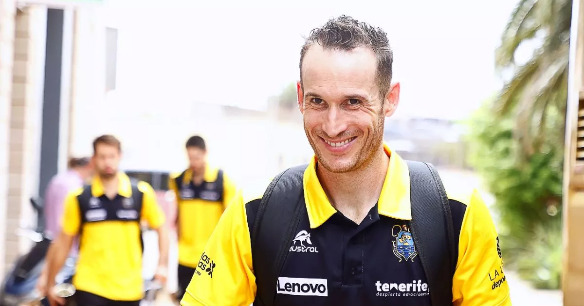 Marcelinho Huertas, de camino a Gran Canaria para disputar el derbi canario en el que consiguió el doble-doble más veterano de la historia de la competición./ CB CANARIAS.