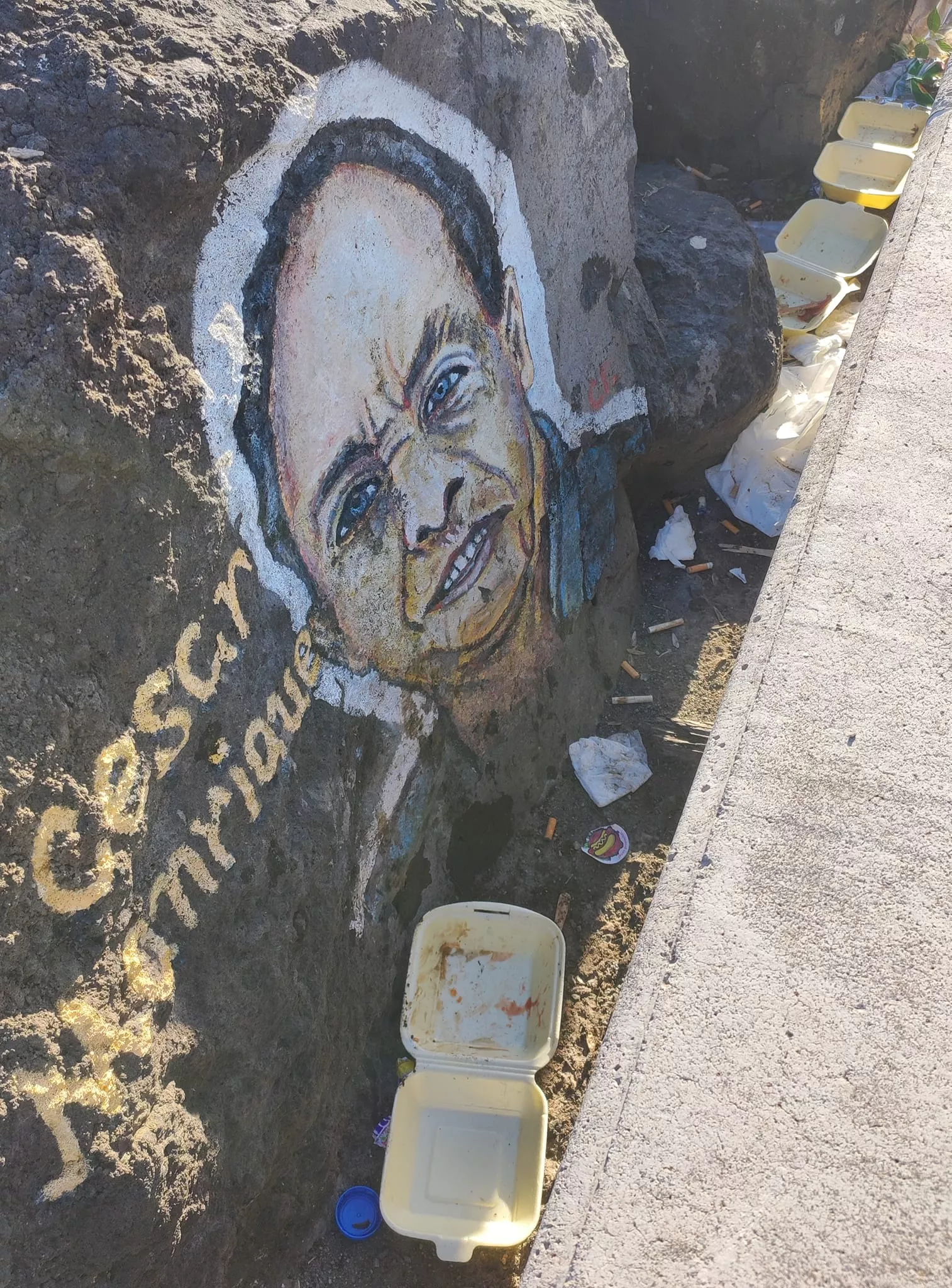 Suciedad junto al retrato de César Manrique, en la costa de San Andrés / ALBERTO MARQUÉS