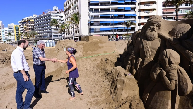 Pedro Quevedo, concejal de Ciudad de Mar, con los escultores del belén de arena / AYUNTAMIENTO DE LAS PALMAS DE GRAN CANARIA Pedro Quevedo, concejal de Ciudad de Mar, con los escultores del belén de arena / AYUNTAMIENTO DE LAS PALMAS DE GRAN CANARIA