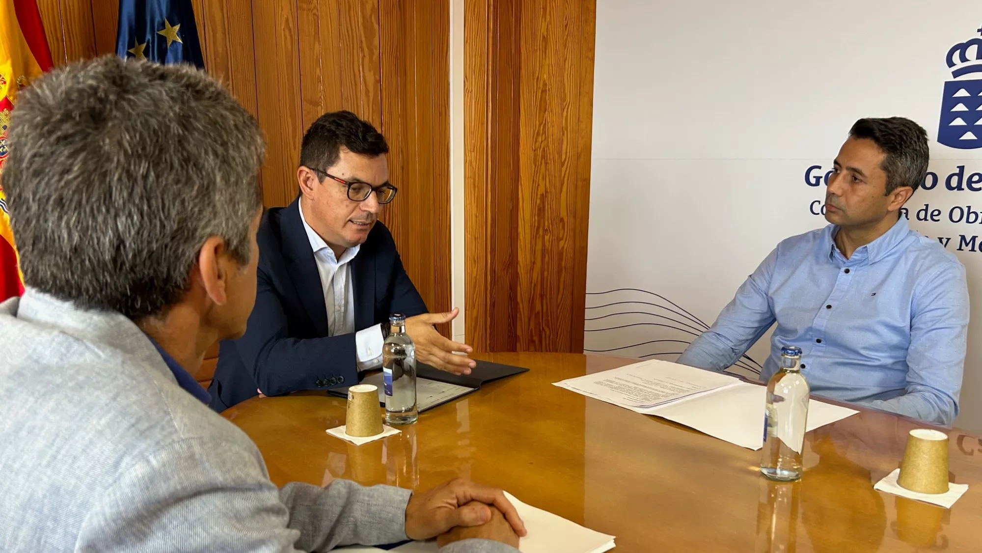 El consejero de Obras Públicas, pablo Rodríguez (izquierda, de cara) y el alcalde de Agaete, Jesús González (derecha, de cara)./ CEDIDA