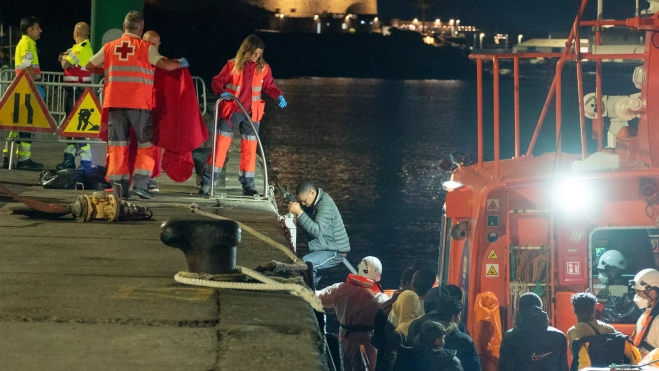 Salvamento desembarca en Lanzarote a 162 ocupantes, cuatro de ellos menores / EFE - ADRIEL PERDOMO