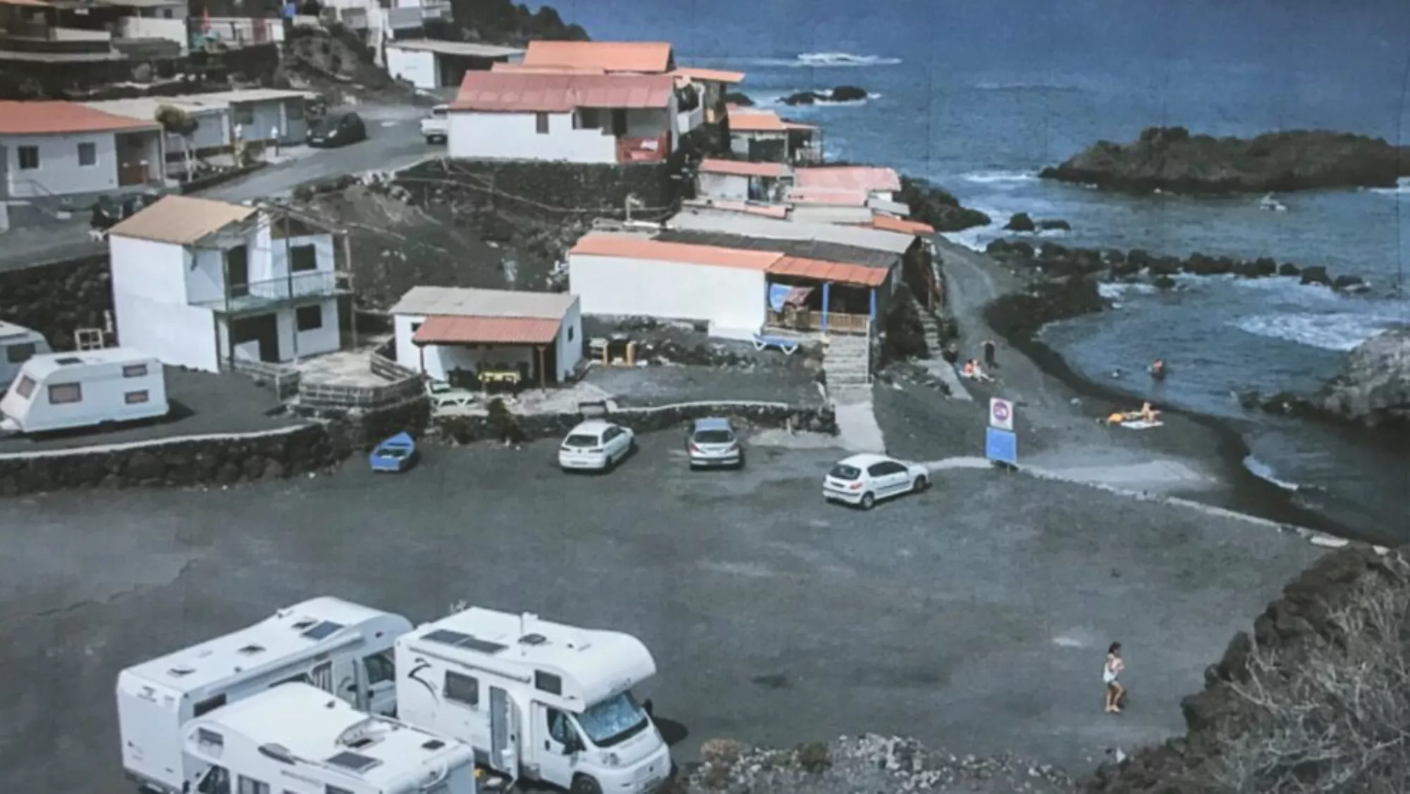 Viviendas en la costa en La Palma./ ARCHIVO