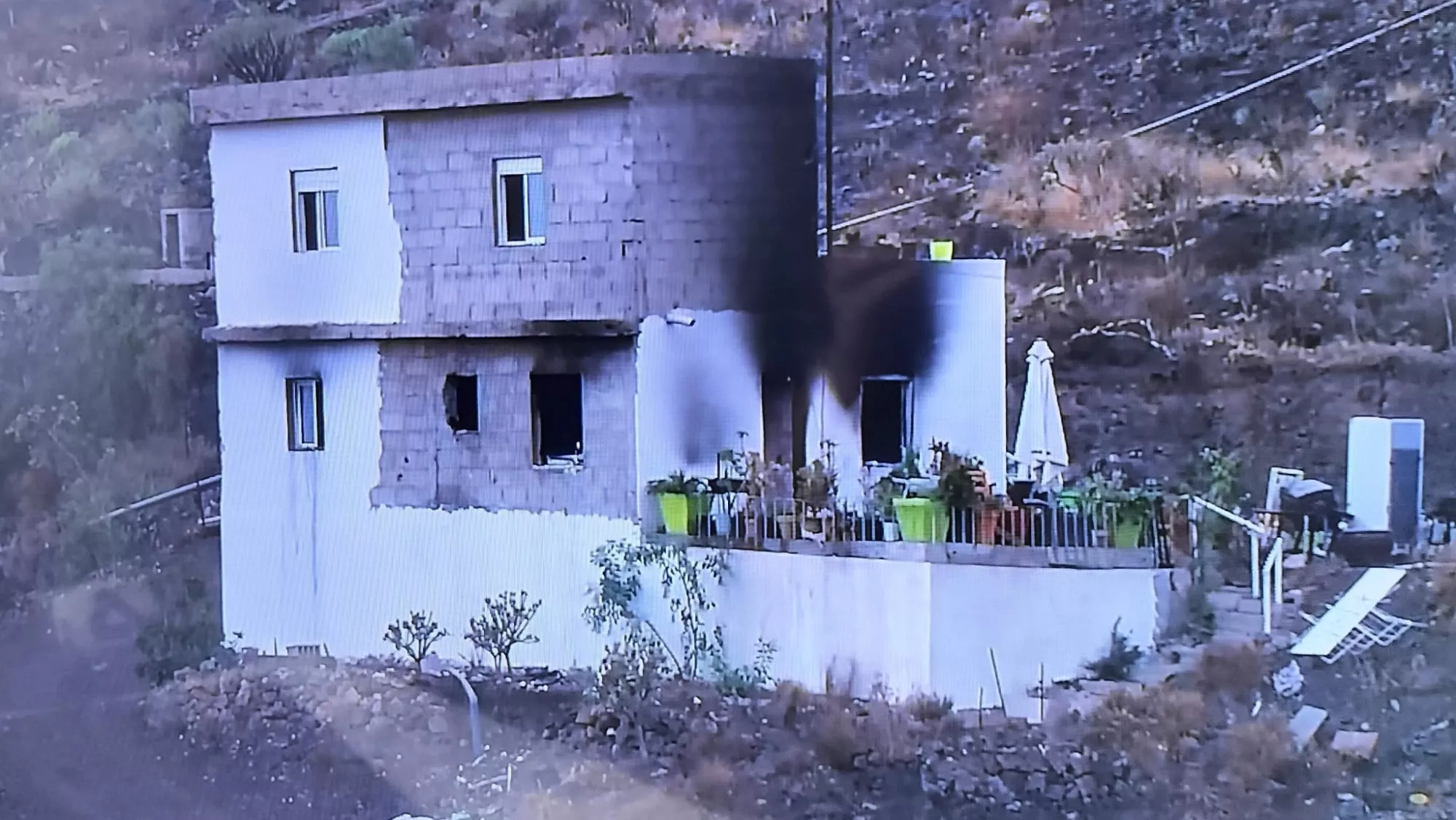 Vivienda quemada en Arona por un hombre que le prendió fuego con su mujer e hijo dentro./ TVE