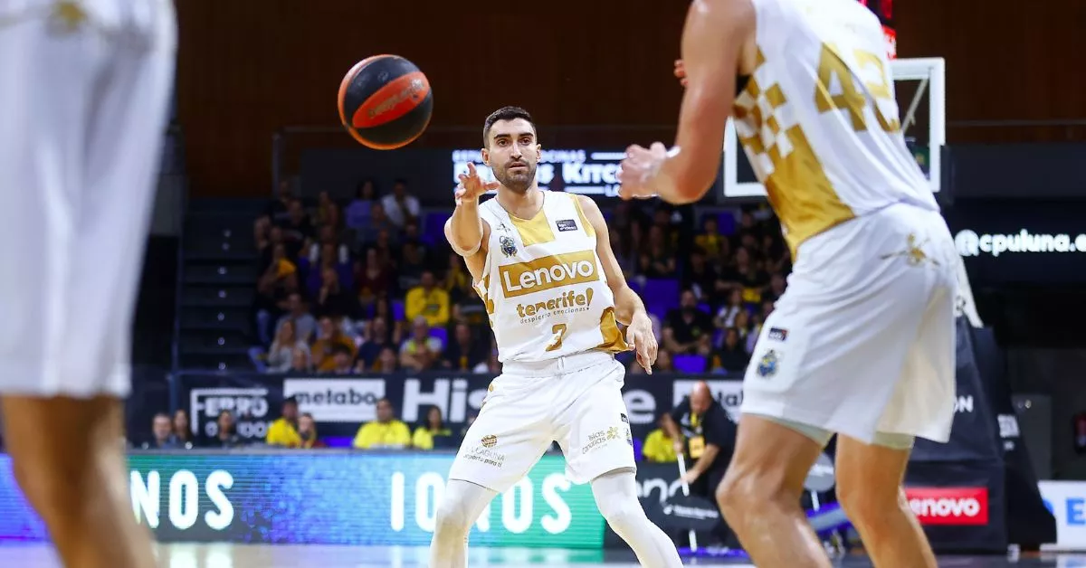 Jaime Fernández con la equipación blanca y dorada que el CB Canarias volverá a lucir este sábado en el Santiago Martín frente al Obradoiro./ CB CANARIAS.