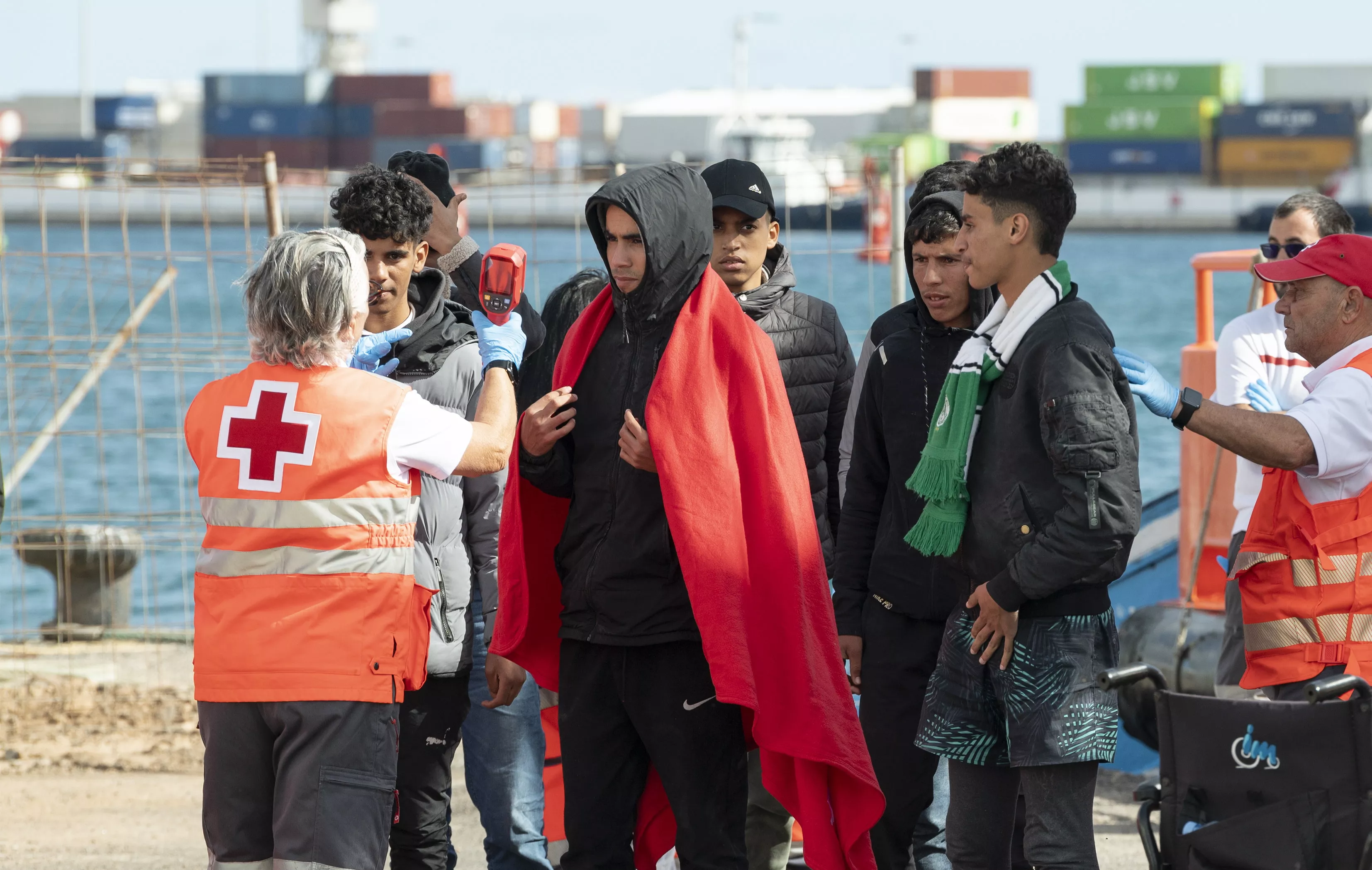 Varios jóvenes migrantes rescatados en aguas de Canarias. / EFE