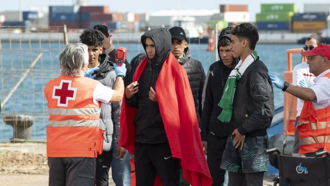 Varios jóvenes migrantes rescatados en aguas del archipiélago. / EFE