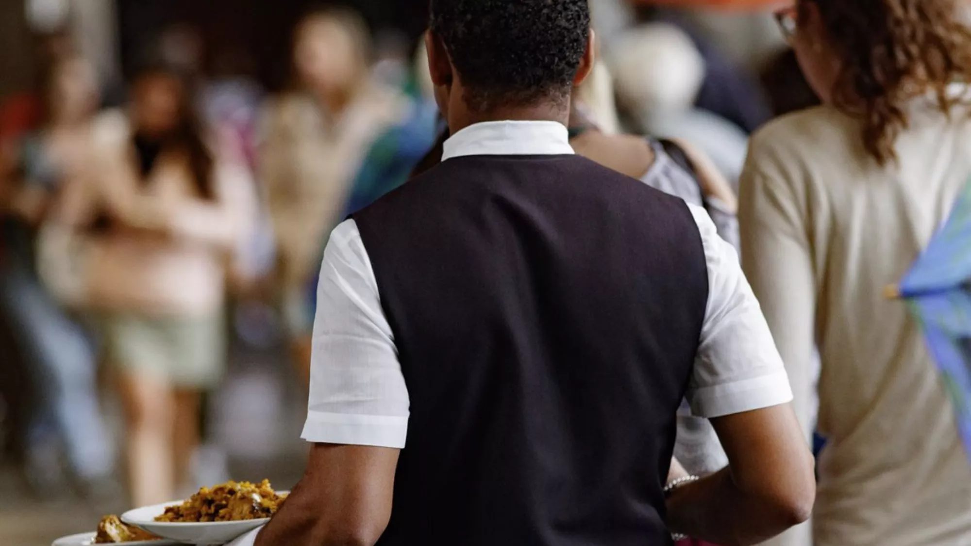 Un camarero, dentro del sector servicios de las Islas, lleva una comanda / EUROPAPRESS