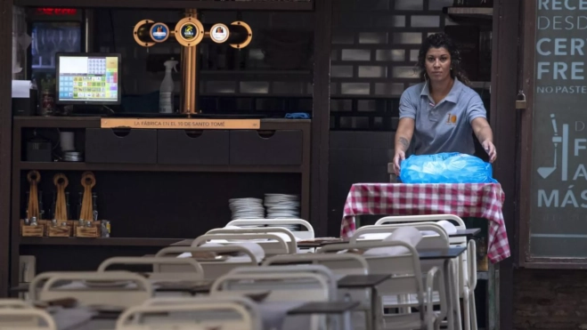 Una camarera prepara las mesas / EFE