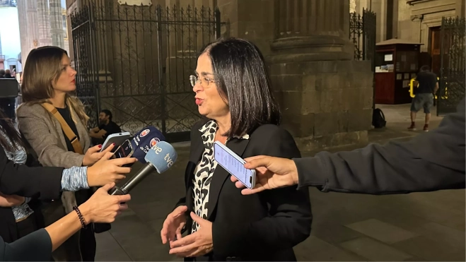 Carolina Darias atiende a los medios / ATLÁNTICO HOY - MARCOS MORENO