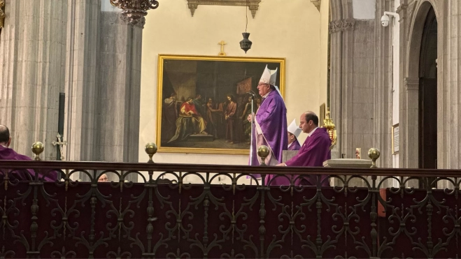 El obispo José Mazuelos durante la misa funeral / ATLÁNTICO HOY - MARCOS MORENO
