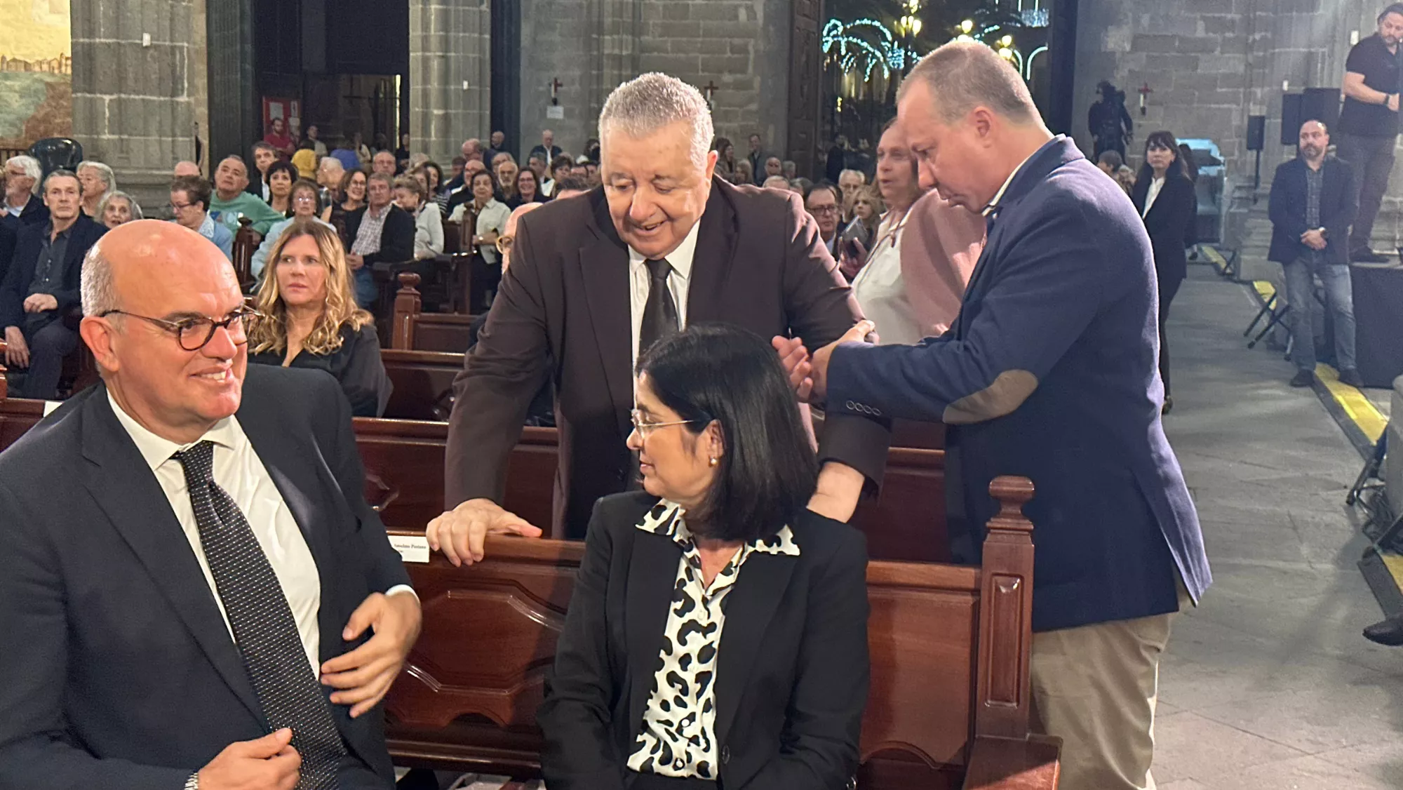 Lorenzo Olarte, junto a Anselmo Pestana y Carolina Darias, durante el funeral de Jerónimo Saavedra, su última comparecencia pública. / AH-MARCOS MORENO