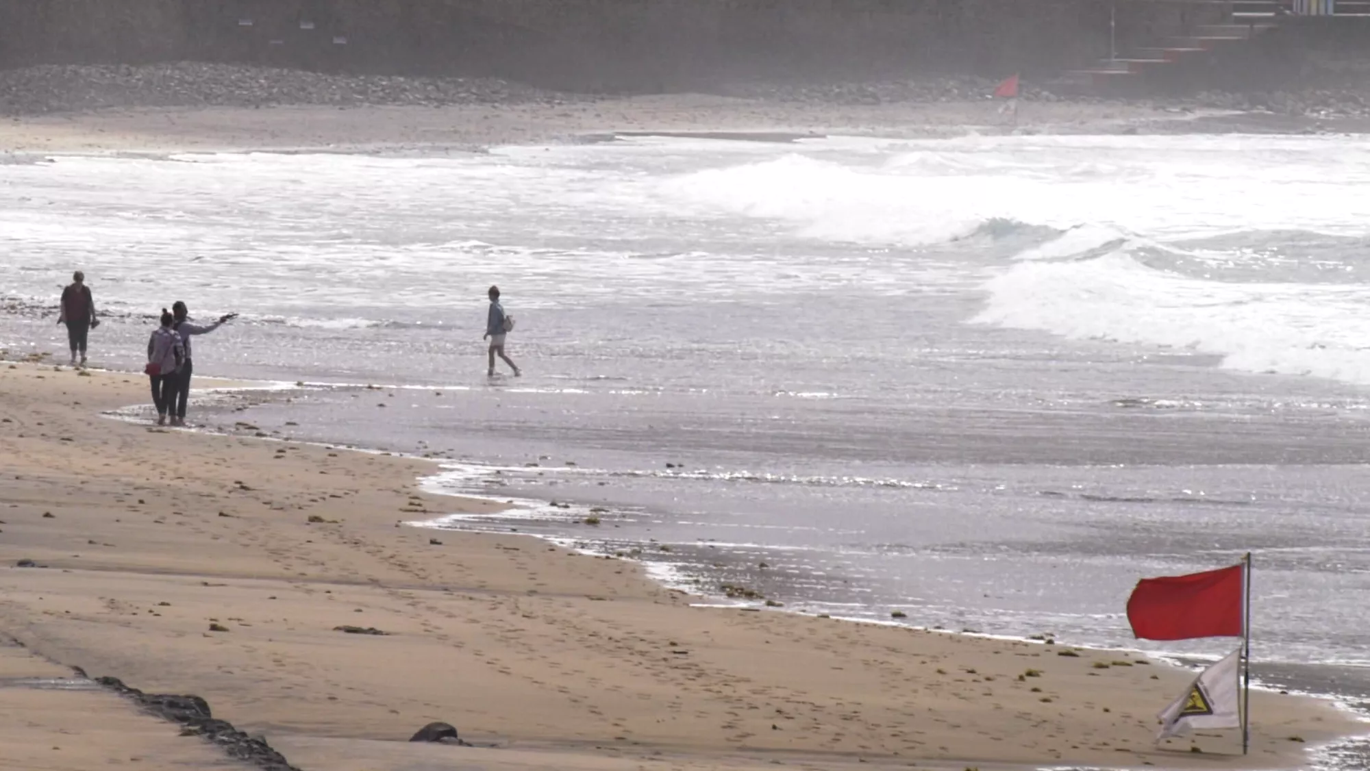 Bandera roja en una playa de la comunidad de Canarias alertando posibilidad de ahogamientos / 1500 KM DE COSTA