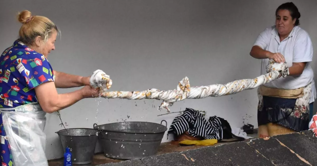 Dos lavanderas en el lavadero del tanque grande, La Laguna / CEDIDA